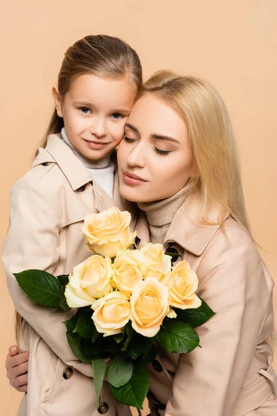 Mother Holding Flowers Hugging Daughter Isolated Beige — Stock Photo, Image