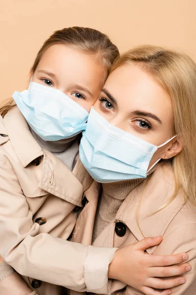 Mutter Und Tochter Medizinischen Masken Blicken Isoliert Auf Beige Kamera — Stockfoto