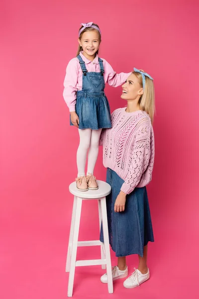 Mutlu Çocuk Sandalyeye Oturmuş Gülümseyen Anne Pembe Üzerinde — Stok fotoğraf