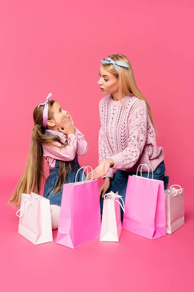 母女俩面面相觑 紧挨着粉色购物袋 — 图库照片