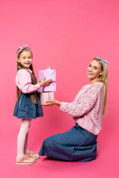 Счастливая Мать Улыбается Рядом Дочерью Держа Подарки Розовый — стоковое фото
