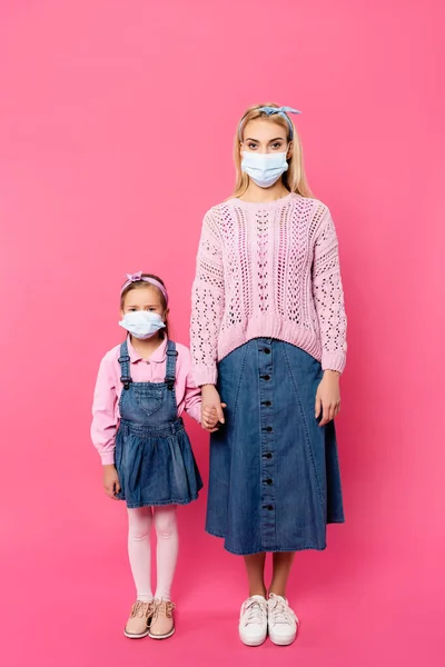 Longitud Completa Madre Hija Máscaras Médicas Pie Tomados Mano Rosa — Foto de Stock