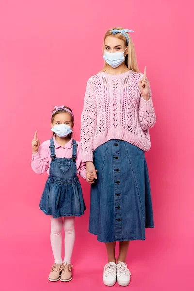 Longitud Completa Madre Hija Máscaras Médicas Que Señalan Con Los —  Fotos de Stock