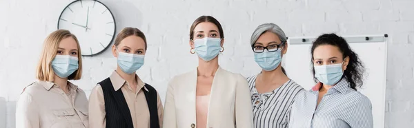 Multiculturele Zakenvrouwen Medische Maskers Spandoek — Stockfoto