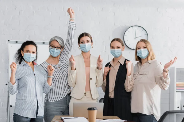 Excited Multicultural Businesswomen Medical Masks Desk — Stock Photo, Image