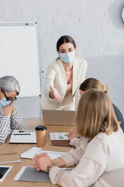 Team Leader Medical Mask Pointing Hand Businesswoman Seminar — Stock Photo, Image