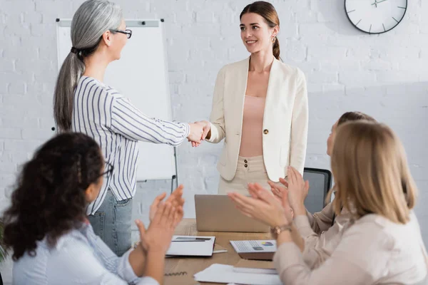 Happy Team Leader Shaking Hands Asian Colleague While Audience Applauding — Stock Photo, Image