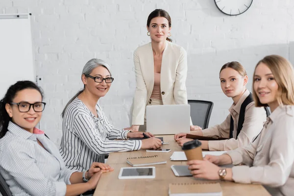 Chef Équipe Debout Près Femmes Affaires Multiethniques Heureuses Lors Une — Photo