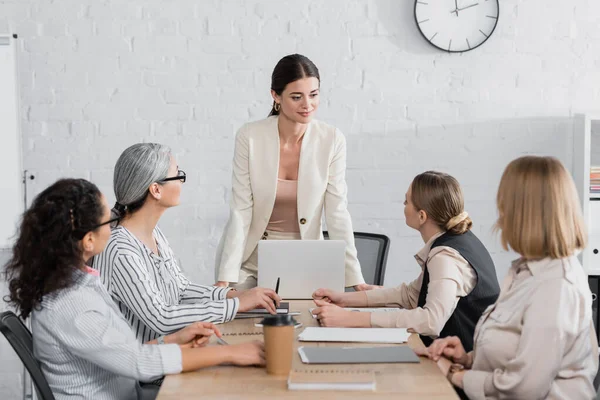 Happy Team Leader Standing Multiethnic Businesswomen Meeting Office — Stock Photo, Image