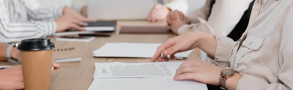 Vista Parcial Mujer Negocios Cerca Del Contrato Escritorio Durante Reunión —  Fotos de Stock