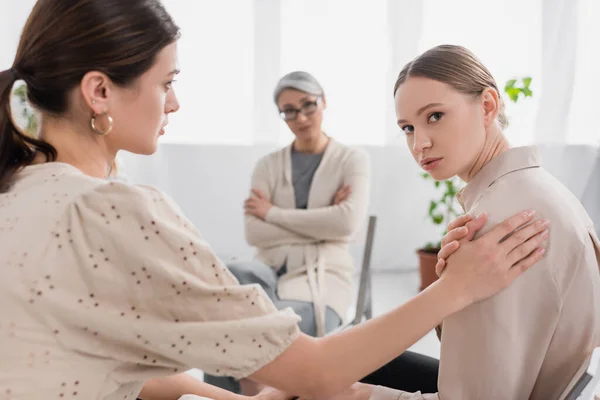 Young Women Supporting Each Other Seminar — Stock Photo, Image
