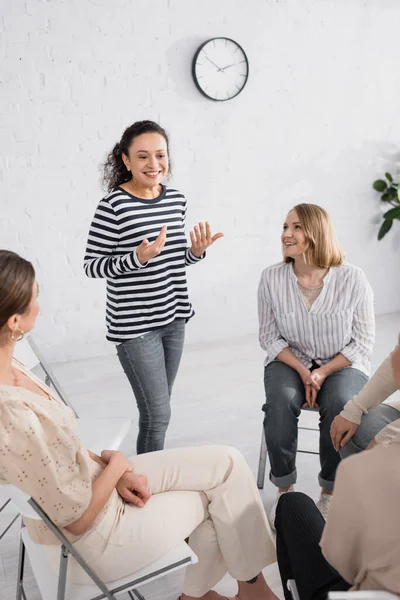 Oratore Afroamericano Sorridente Piedi Vicino Gruppo Donne Durante Seminario — Foto Stock