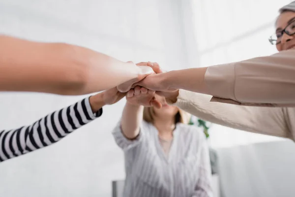 Grupo Mujeres Multiétnicas Cogidas Mano Durante Seminario — Foto de Stock