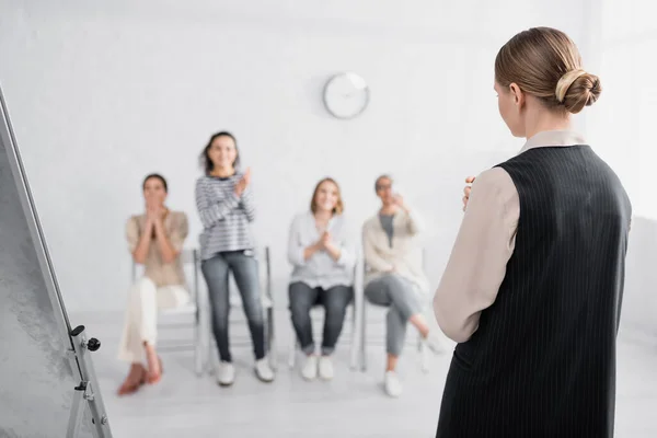 Jonge Spreker Buurt Van Zakenvrouwen Tijdens Seminar Wazige Achtergrond — Stockfoto