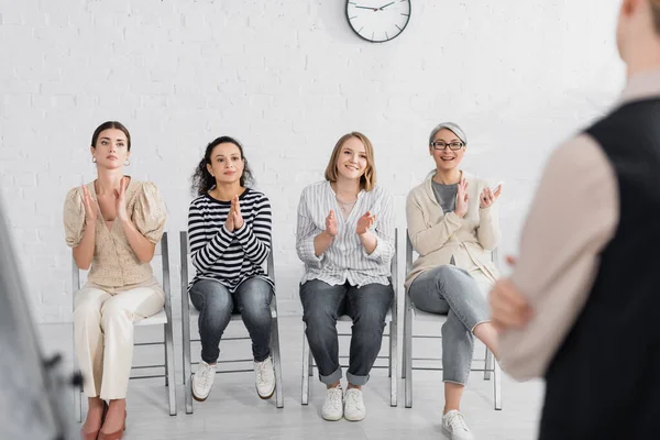 Mulheres Negócios Multiculturais Felizes Aplaudindo Oradora Durante Seminário — Fotografia de Stock