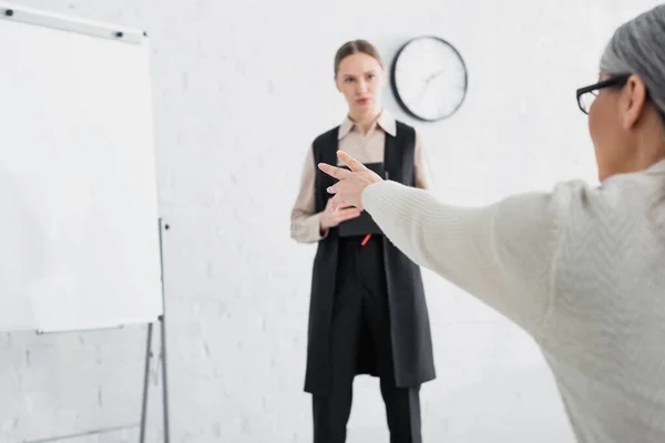 Aziatisch Zakenvrouw Bril Wijzend Met Hand Flipchart Buurt Luidspreker Met — Stockfoto