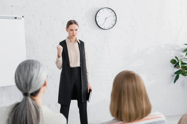 Serieuze Spreker Met Notebook Kijken Naar Het Publiek Van Vrouwen — Stockfoto