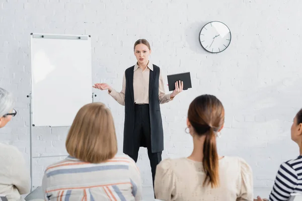 Giovani Oratori Possesso Taccuino Guardando Pubblico Donne Durante Seminario — Foto Stock