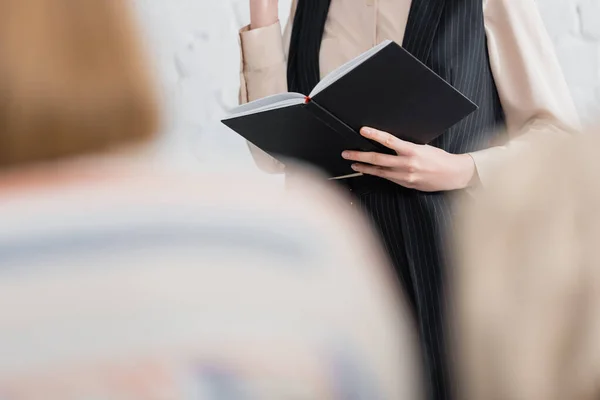 Bijgesneden Weergave Van Spreker Met Notebook Tijdens Seminar — Stockfoto