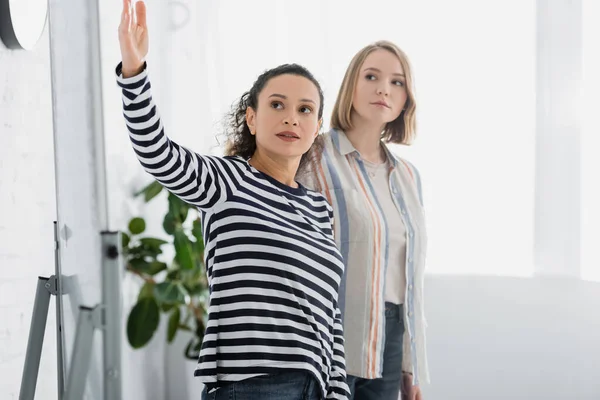 Mujer Negocios Afroamericana Señalando Con Mano Cerca Colega Sala Reuniones — Foto de Stock