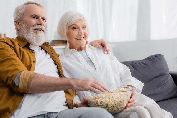 Smiling Senior Couple Holding Bowl Popcorn Blurred Foreground — Stock Photo, Image