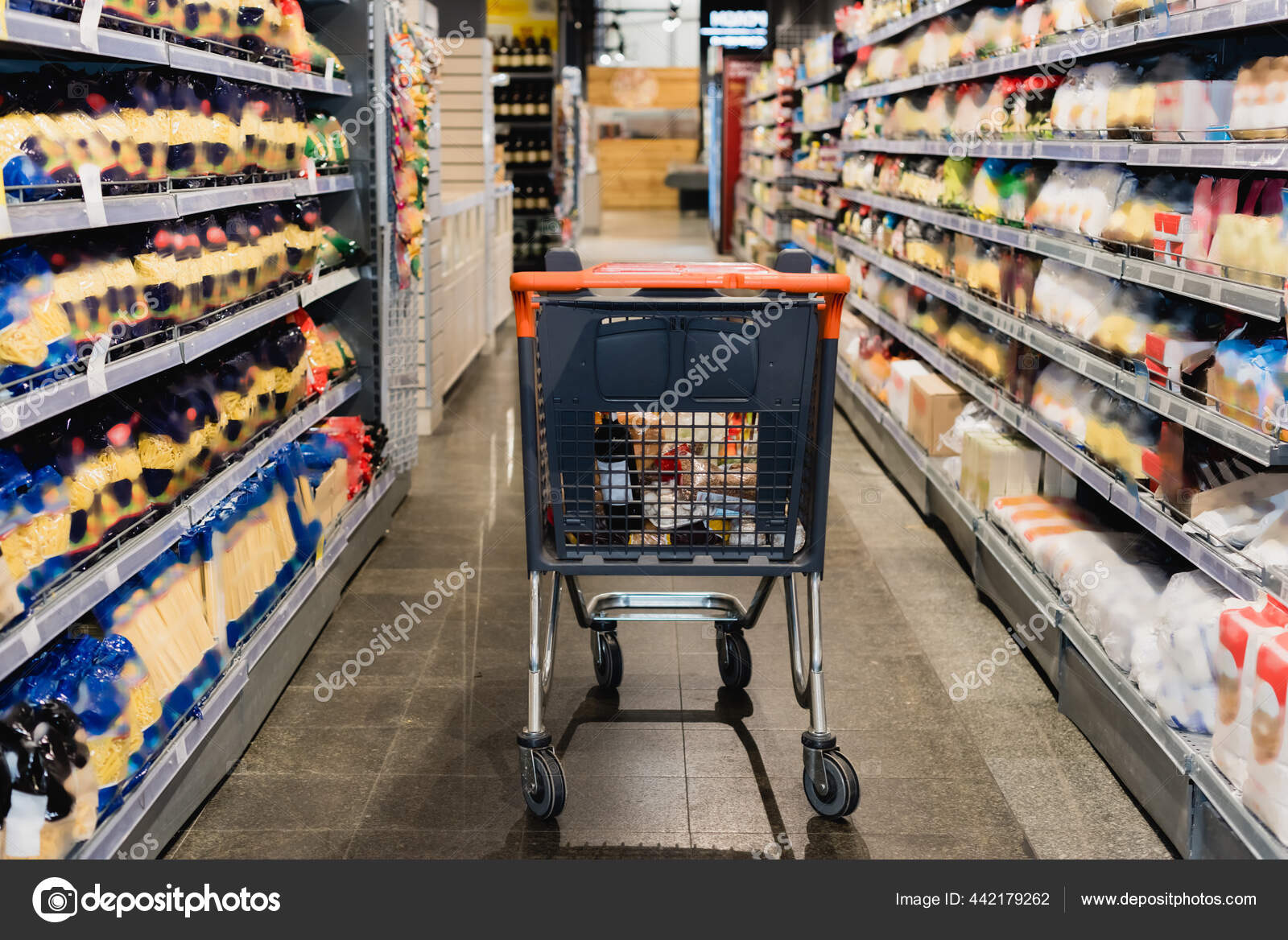 Carro Compras Cerca Comida Estantes Supermercado: fotografía de