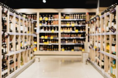 Süpermarkette raflardaki şişelerin bulanık arkaplanı 