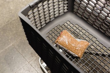 Alışveriş arabasında karabuğday olan paketin yüksek açılı görüntüsü 