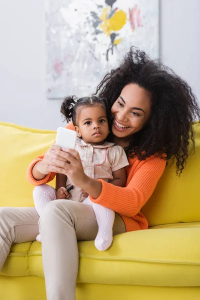 Feliz Africana Americana Madre Sosteniendo Smartphone Tomando Selfie Con Niño — Foto de Stock