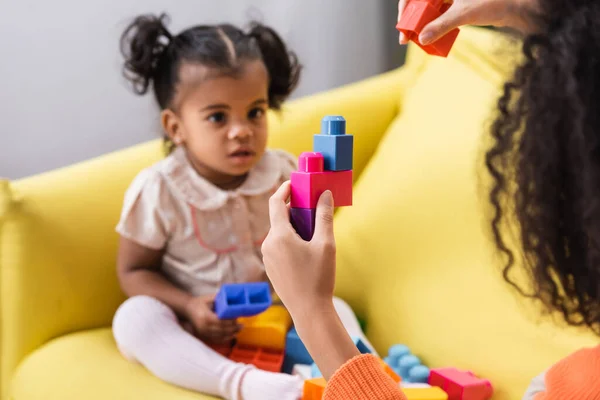 Afrikanisch Amerikanische Mutter Spielt Bauklötze Mit Staunendem Kleinkind Auf Verschwommenem — Stockfoto