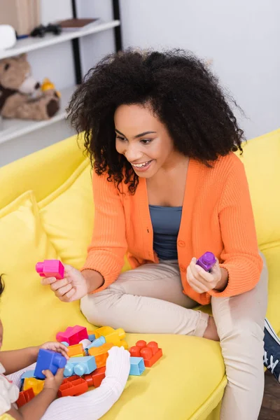 Happy African American Mother Playing Building Blocks Toddler Daughter Couch — Stock Photo, Image