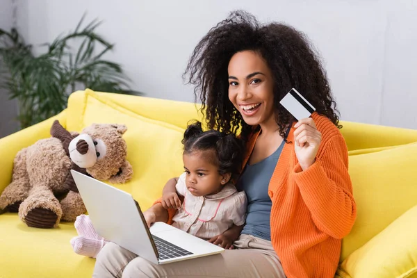 Sonriente Africano Americano Madre Celebración Tarjeta Crédito Uso Portátil Cerca — Foto de Stock