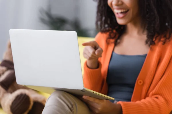 Recortado Vista Feliz Afroamericano Freelancer Apuntando Con Dedo Portátil — Foto de Stock