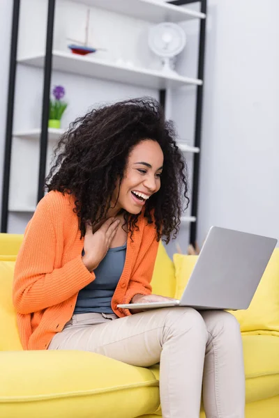 Feliz Afroamericano Freelancer Riendo Mientras Usa Ordenador Portátil Casa — Foto de Stock