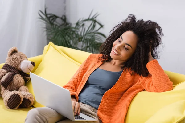 Cheerful African American Freelancer Looking Laptop Home — Stock Photo, Image