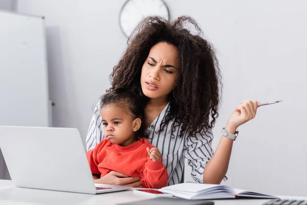 African American Mother Sitting Toddler Daughter Looking Laptop Desk — Stock Photo, Image