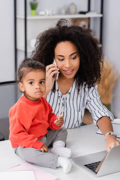 Niño Afroamericano Niño Sosteniendo Sabrosa Galleta Cerca Madre Hablando Teléfono — Foto de Stock