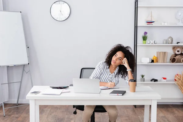 Femme Afro Américaine Coûteuse Écrit Dans Cahier Près Gadgets Sur — Photo