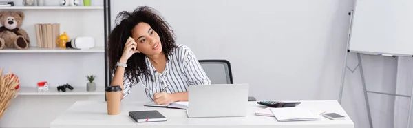 Femme Afro Américaine Onéreuse Écrivant Dans Cahier Près Gadgets Sur — Photo