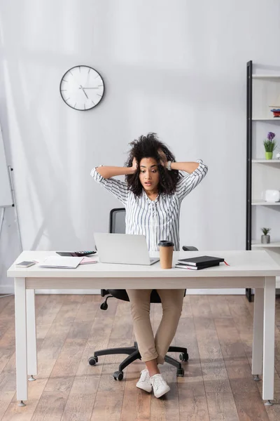 Benadrukt Afrikaans Amerikaanse Freelancer Zoek Naar Laptop Tijdens Het Werken — Stockfoto