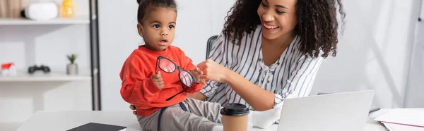 Feliz Afro Americana Mãe Olhando Para Filha Segurando Óculos Enquanto — Fotografia de Stock