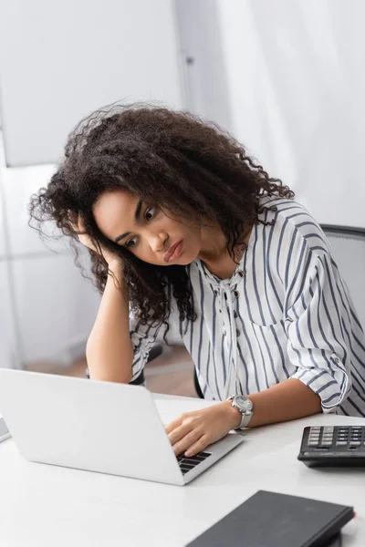 Verveeld Afrikaanse Amerikaanse Freelancer Puffing Wangen Met Behulp Van Laptop — Stockfoto