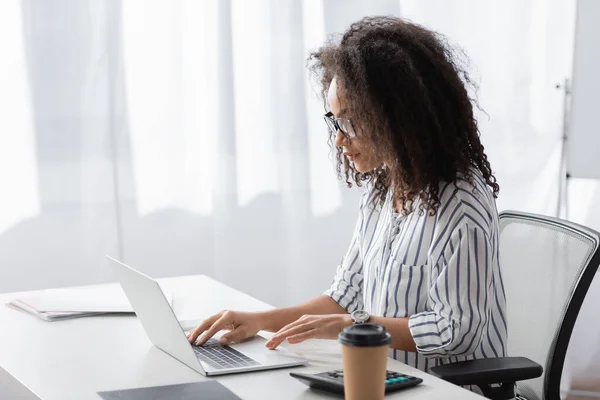 Freelancer Afro Americano Óculos Usando Laptop Casa — Fotografia de Stock