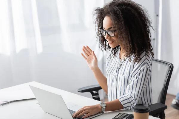 Mosolygós Afro Amerikai Szemüvegben Integetett Kéz Közben Video Chat — Stock Fotó