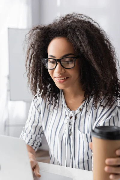 Glücklich Afrikanisch Amerikanische Frau Gläsern Neben Pappbecher Mit Kaffee Gehen — Stockfoto