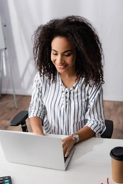 Freelancer Afroamericano Feliz Escribiendo Ordenador Portátil Mientras Trabaja Desde Casa — Foto de Stock