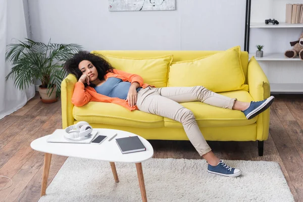 Gelangweilte Afroamerikanerin Chillt Auf Gelbem Sofa — Stockfoto