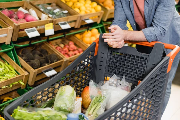 Vágott Kilátás Élelmiszer Bevásárlókosár Közelében Ember Szupermarketben — Stock Fotó