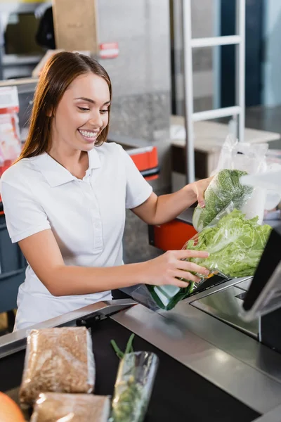 Caixa Sorridente Segurando Legumes Checkout Supermercado — Fotografia de Stock