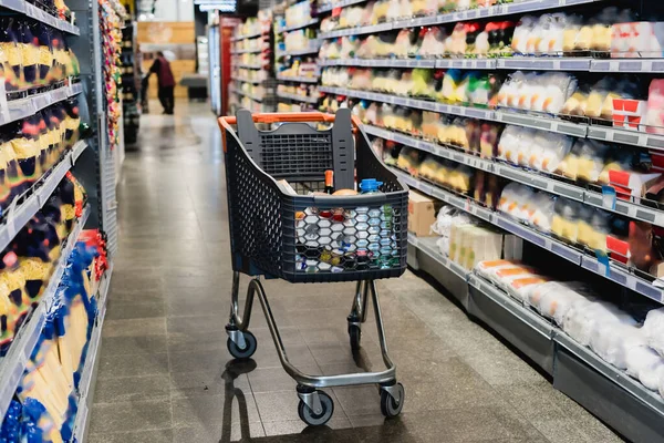 Einkaufswagen Neben Regalen Mit Lebensmitteln Supermarkt — Stockfoto